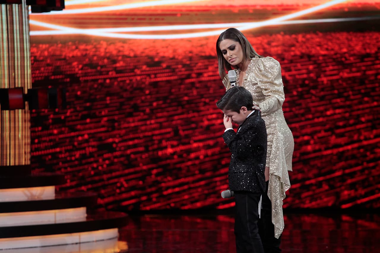 Al terminar la canción, Galilea Montijo llamó a Kevin a línea de jueces para escuchar la crítica del jurado. El pequeño navegó entre la frustración y la tristeza, al saber que no le iría bien a la hora de las calificaciones: las lágrimas se le escaparon.