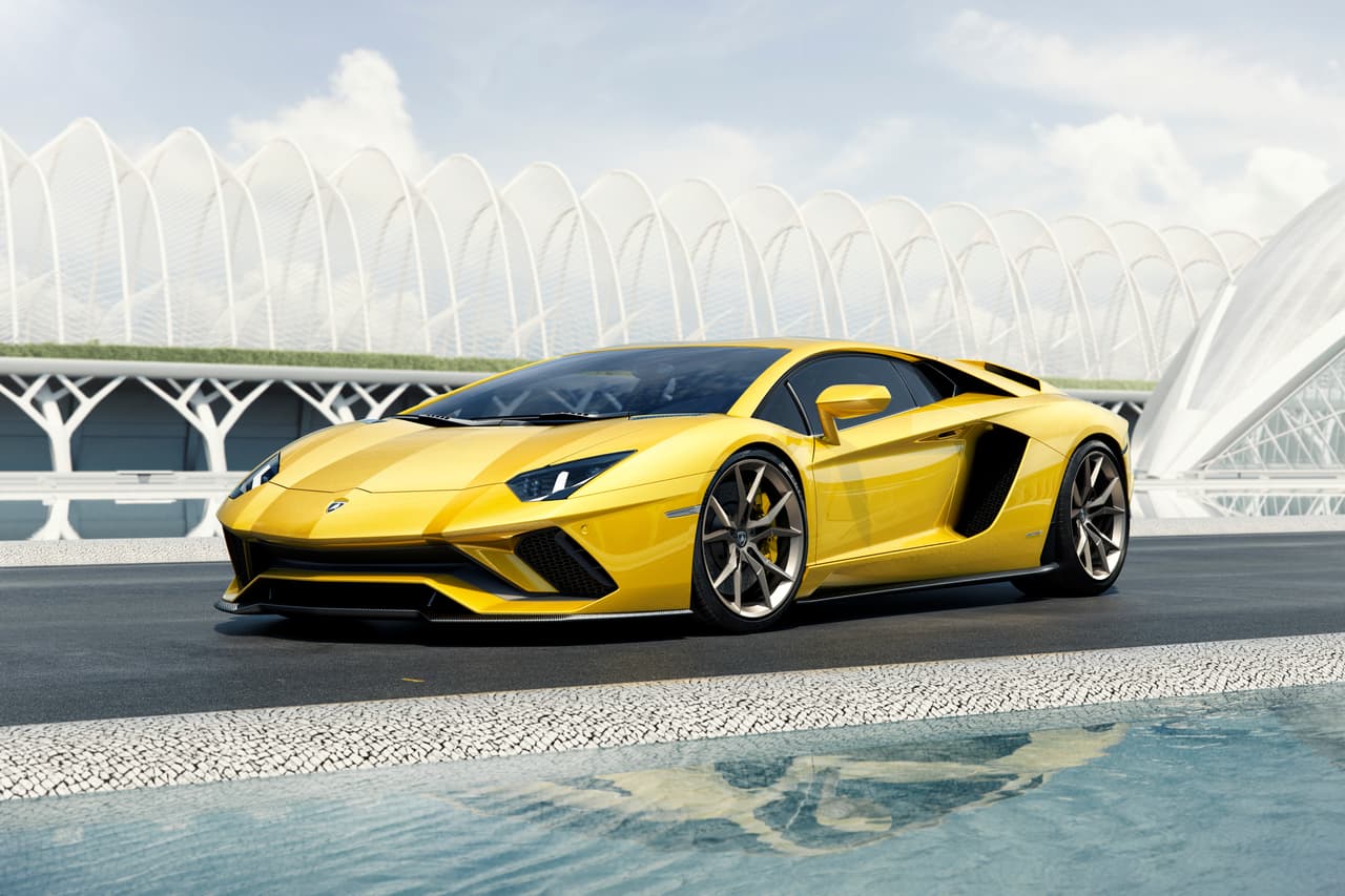 Las llantas del Lamborghini Aventador S son Pirelli P Zero, 255/30 ZR20 al frente y 355/25 ZR21 en el eje trasero. La marca trabajó en una nueva geometría de suspensión para complementar el desarrollo de la dirección en las ruedas posteriores.