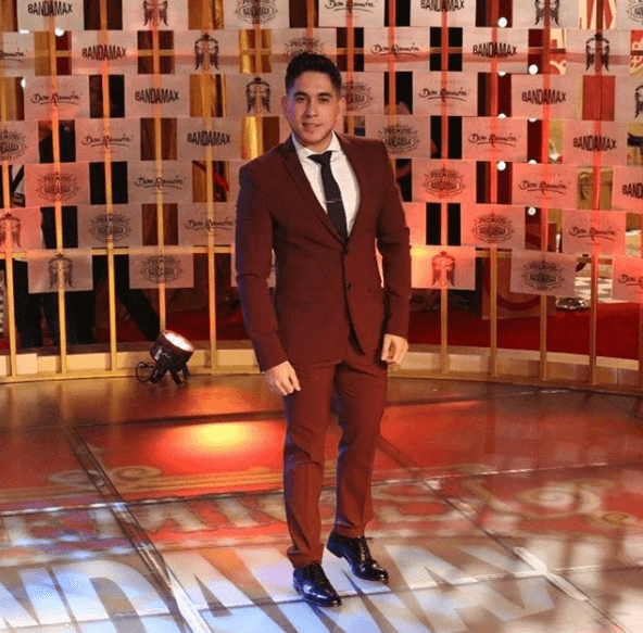 El Bebeto llegó muy elegante a la entrega de premios.