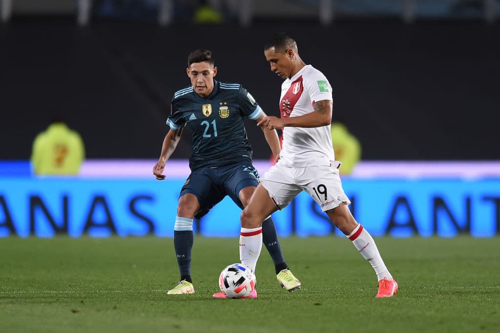 Lautaro Martínez saca un cabezazo al final del primer tiempo y le da la victoria 1-0 a Argentina sobre Perú.