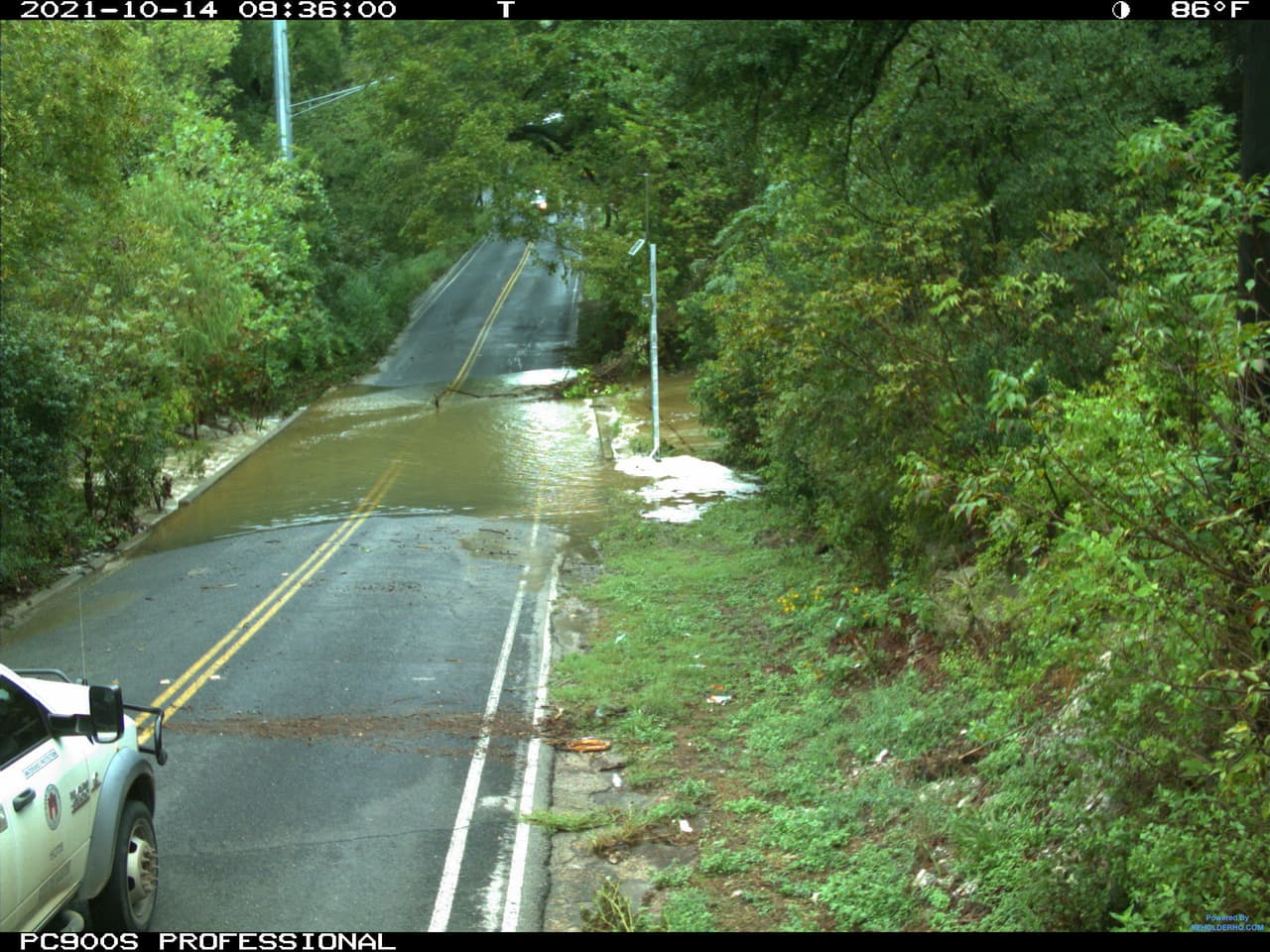 Old San Antonio road localizado en el sur de Austin.
<br>
<br>"Nunca conduzca su automóvil en aguas de profundidad desconocida. La mayoría de las muertes por inundaciones repentinas ocurren cuando las personas conducen sus vehículos hacia las aguas de la inundación. Recuerda: ¡Date la vuelta, no te ahogues!", explica el Servicio Nacional de Meteorología.