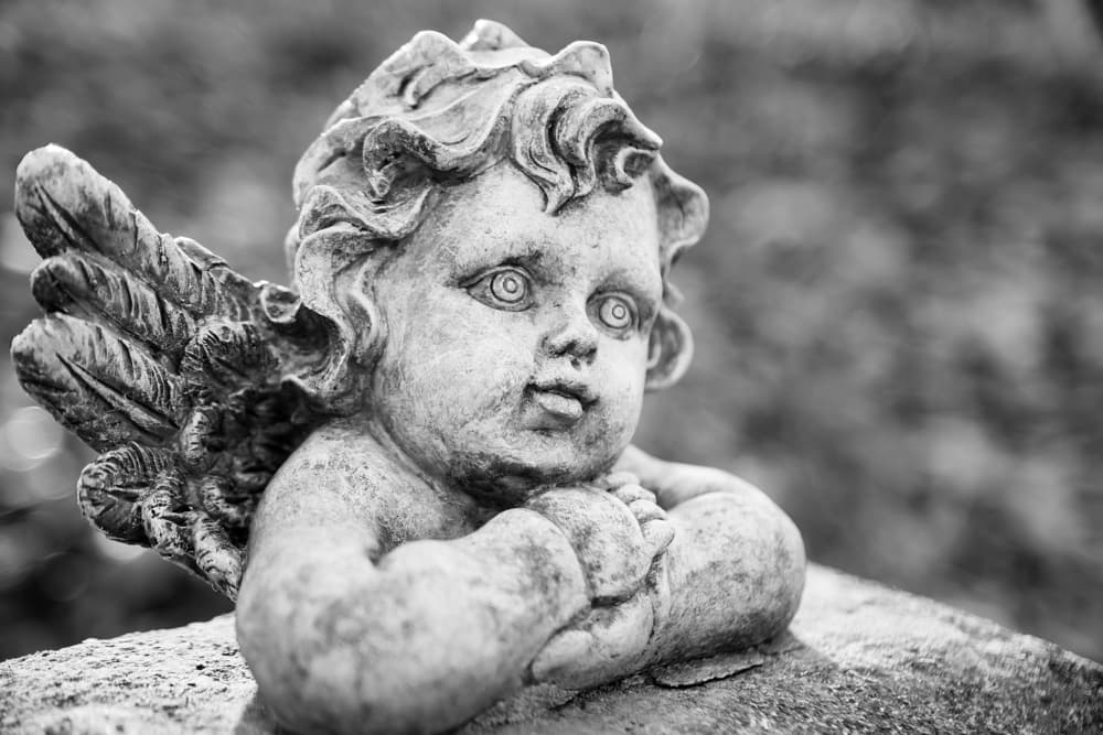 Celosas, le aconsejaron a Psique que fuera a espiar a Cupido por la noche para ver si realmente era un monstruo. Ella, armada con una linterna, acude a descubrir la identidad de su amante, pero al darse cuenta que era el dios del amor, sin querer tira un poco del aceite de la lámpara sobre él y lo despierta.