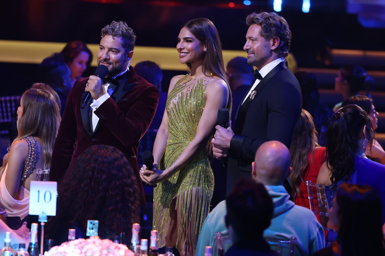 El primer cambio de ropa fue un ajustado vestido (con tonos amarillos) con el que demostró que este color es una excelente opción.