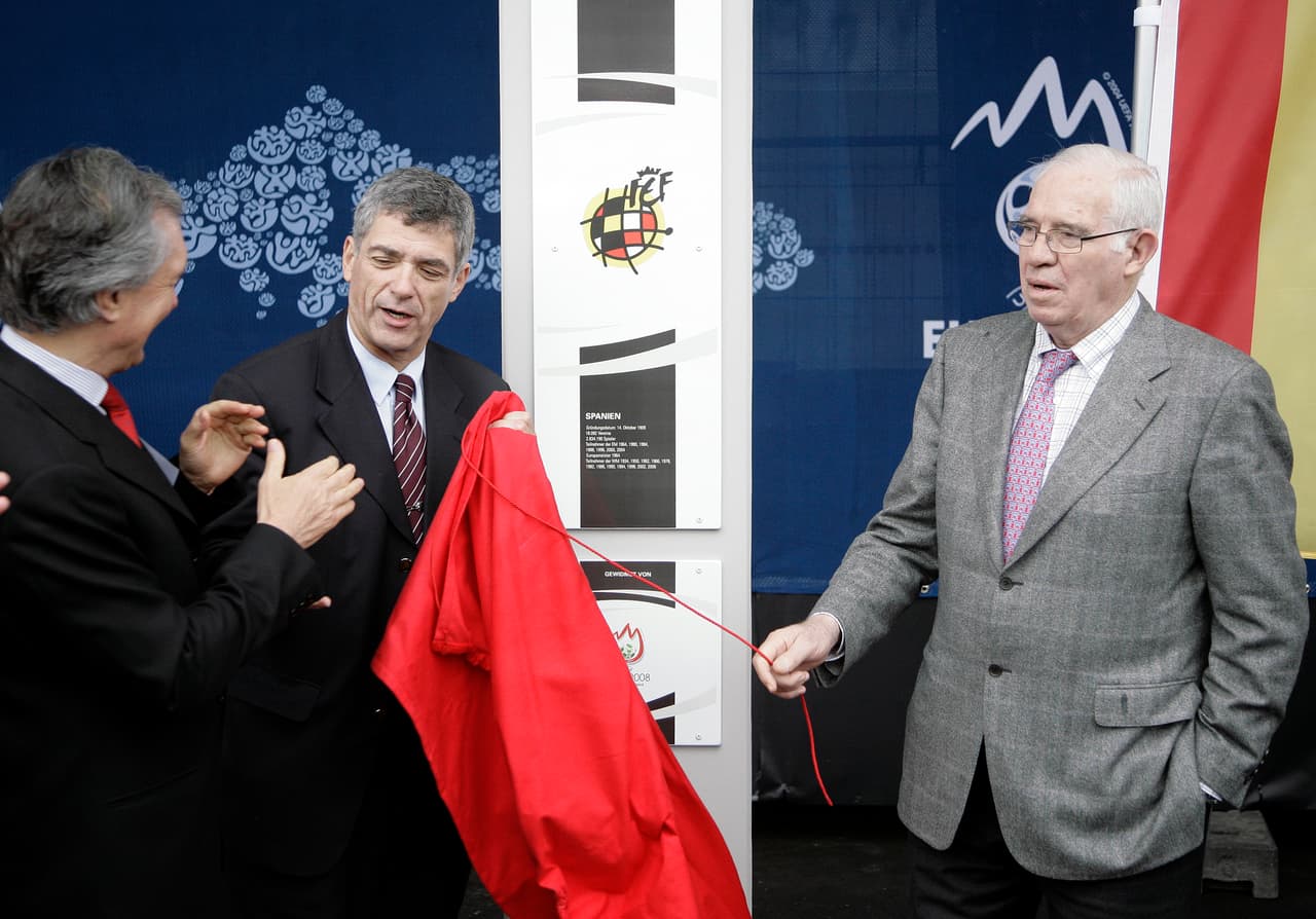 Desde que asumió la presidencia en 1988, bajo su mando llegaron los éxitos de España en el fútbol con el título de los Olímpicos en 1992, las Eurocopas de 2008 (con Luis Aragonés, foto, como técnico) y de 2012 y el anhelado Mundial de Fútbol.