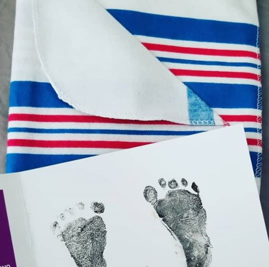 Lorel ha buscado consuelo acercándose más a Dios: "Como humana, aún no hay entendimiento, no sé si lo haya luego, pero no lo necesito porque quien decide sobre mi vida es Dios y todos los planes que él tiene para sus hijos son buenos... cada proceso implica ponerme en sus manos para que me diseñe y moldee, cual soberano alfarero", escribió junto a esta imagen con las huellas de su bebé.