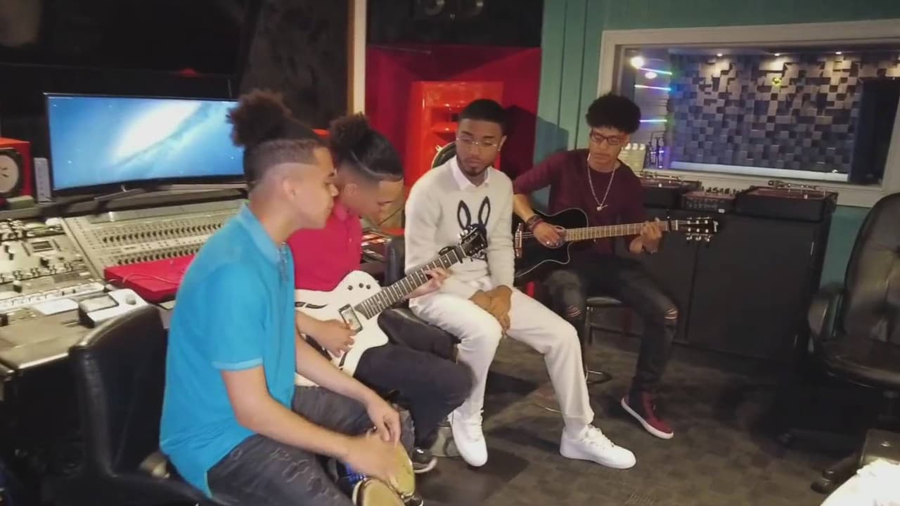 A ritmo de bachata estos jóvenes llevan un mensaje antibullying a escuelas de Nueva Jersey