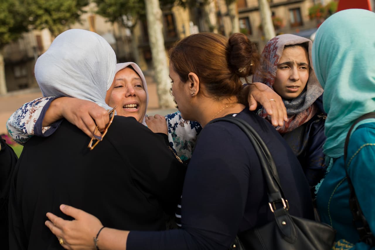 La madre de uno de los sospechosos, Younes Abouyaaqoub, quien se encuentra en fuga, pidió a su hijo que se entrege porque es mejor que esté preso a que muera, según reportó la agencia de noticias EFE.
