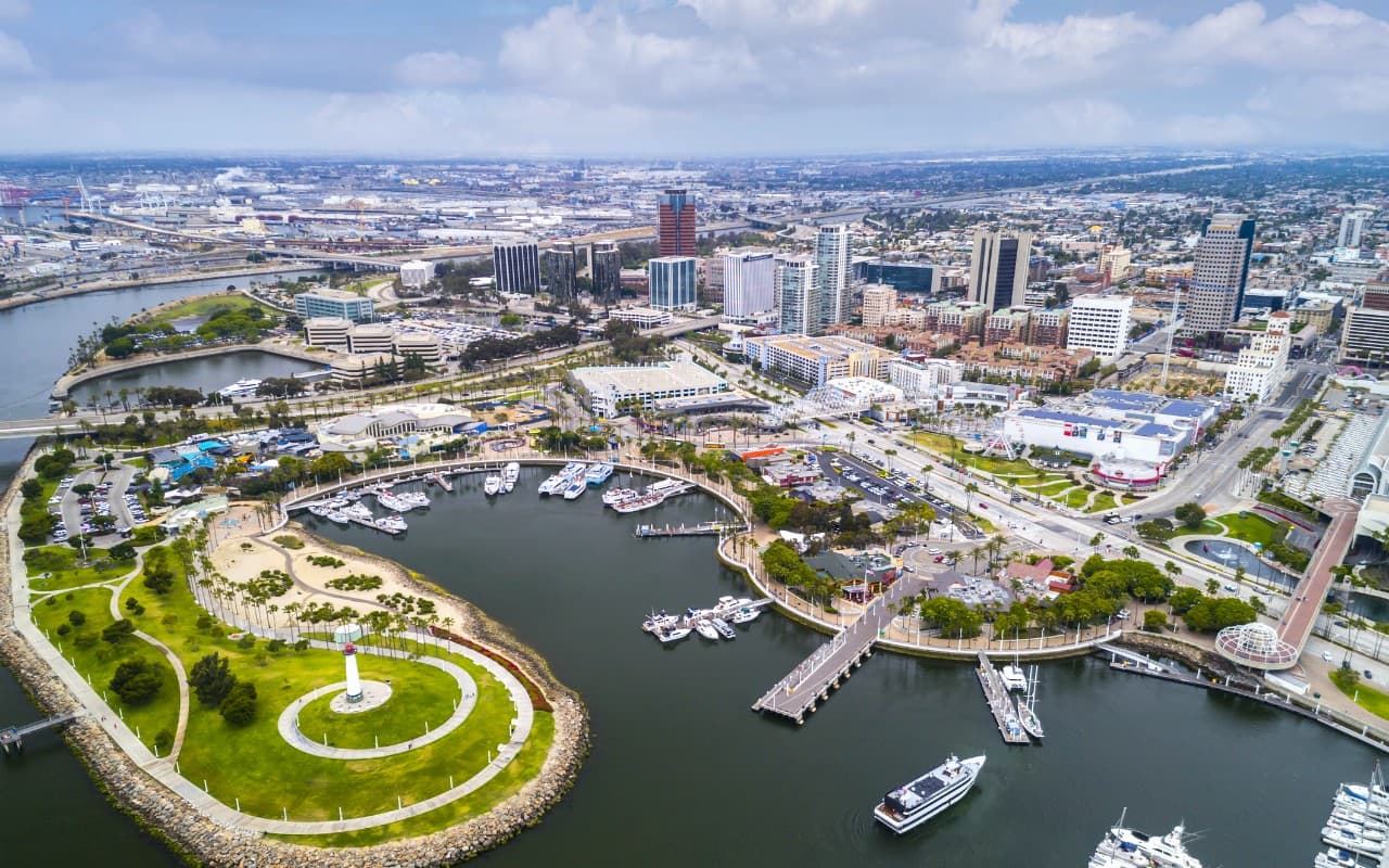 <b>Long Beach</b>: Una nueva ordenanza de emergencia, vigente a partir del 25 de marzo, “detiene temporalmente los desalojos para inquilinos residenciales y comerciales afectados por la pandemia Covid-19, como parte de un paquete integral de ayuda para el alquiler aprobado por unanimidad el martes por la noche por el Ayuntamiento”. Si un inquilino no puede pagar el alquiler entre el 4 de marzo y el 31 de mayo, debido a una reducción en los ingresos causada por Covid-19, debe notificar a sus propietarios.