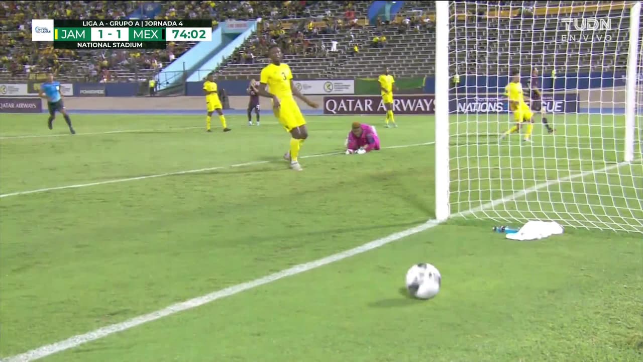 ¡TIRO ATAJADO! disparo por Luis Chávez.