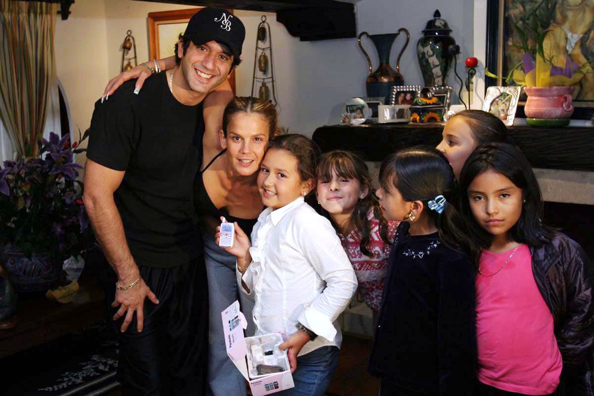 En realidad Niurka y Bobby habían iniciado una relación formal, se dejaban ver enamorados y felices, incluso se casaron en febrero de 2004 con todos los pronósticos en contra (se divorciaron en 2006).