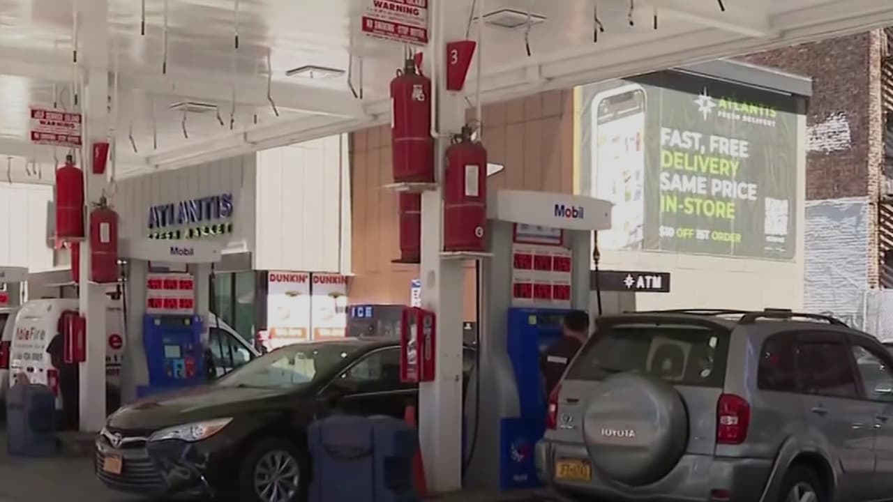 Precio de la gasolina en Estados Unidos sube a $3.72 por tensión en Medio Oriente