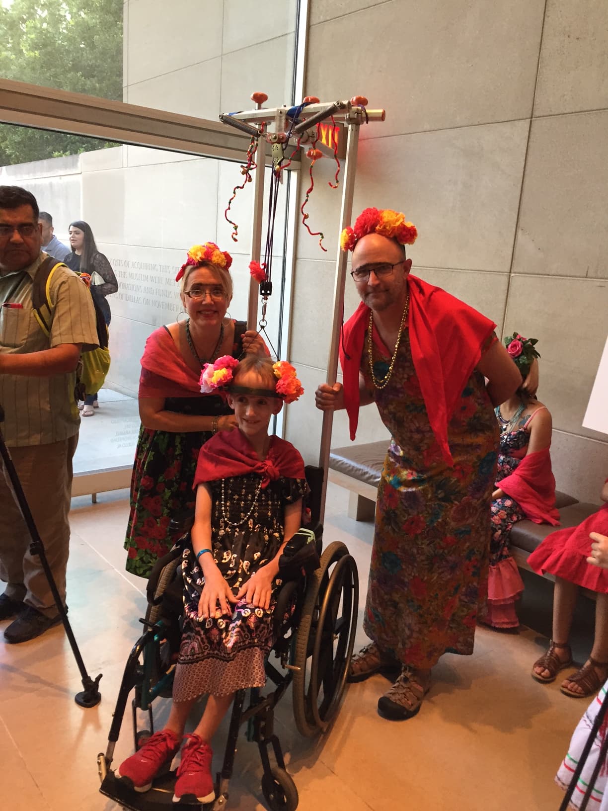 Benjamin Schmidt, de 10 años de edad, y sus padres Steven y Tame. 
<b>Grandes fanáticos de Frida.</b>
<br>"Ella es nuestra patrona", dijo el padre. Benjamin "tiene muchos problemas con su espalda como ella. Podemos identificarnos con su sufrimiento y es una inspiración".