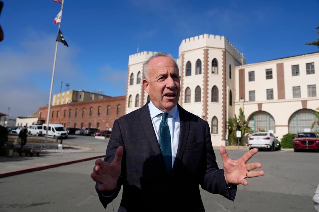 A pesar de las preocupaciones y críticas, Newsom está decidido a completar la transformación de San Quentin antes de concluir su mandato en diciembre de 2025, buscando dejar un legado en la reforma penitenciaria. En la foto, Darrell Steinberg, alcalde de Sacramento y asesor principal del gobernador para la transformación de la prisión estatal de San Quentin, habla con periodistas al inicio de una gira de medios por la prisión en San Quentin, California, el 26 de julio de 2023.