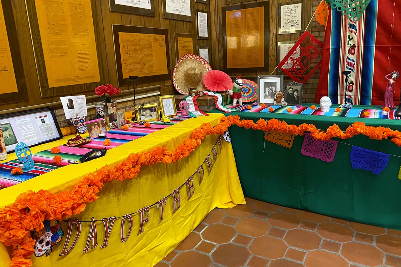 Las ofrendas de la biblioteca estarán expuestas hasta el viernes 5 de noviembre.