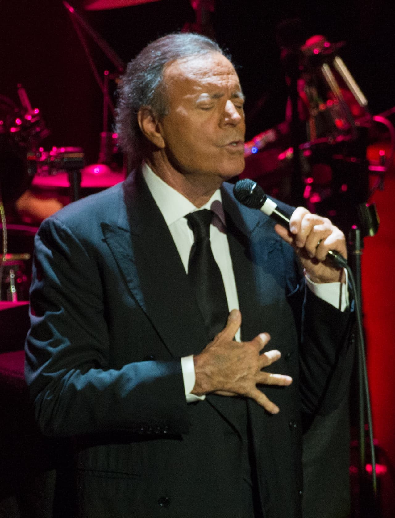 A los 18 años de edad, Enrique Iglesias obtuvo su primer contrato discográfico, hecho que su padre Julio Iglesias nunca aceptó porque estaba en contra de que dejara de lado sus estudios universitarios para dar inicio a una carrera musical.