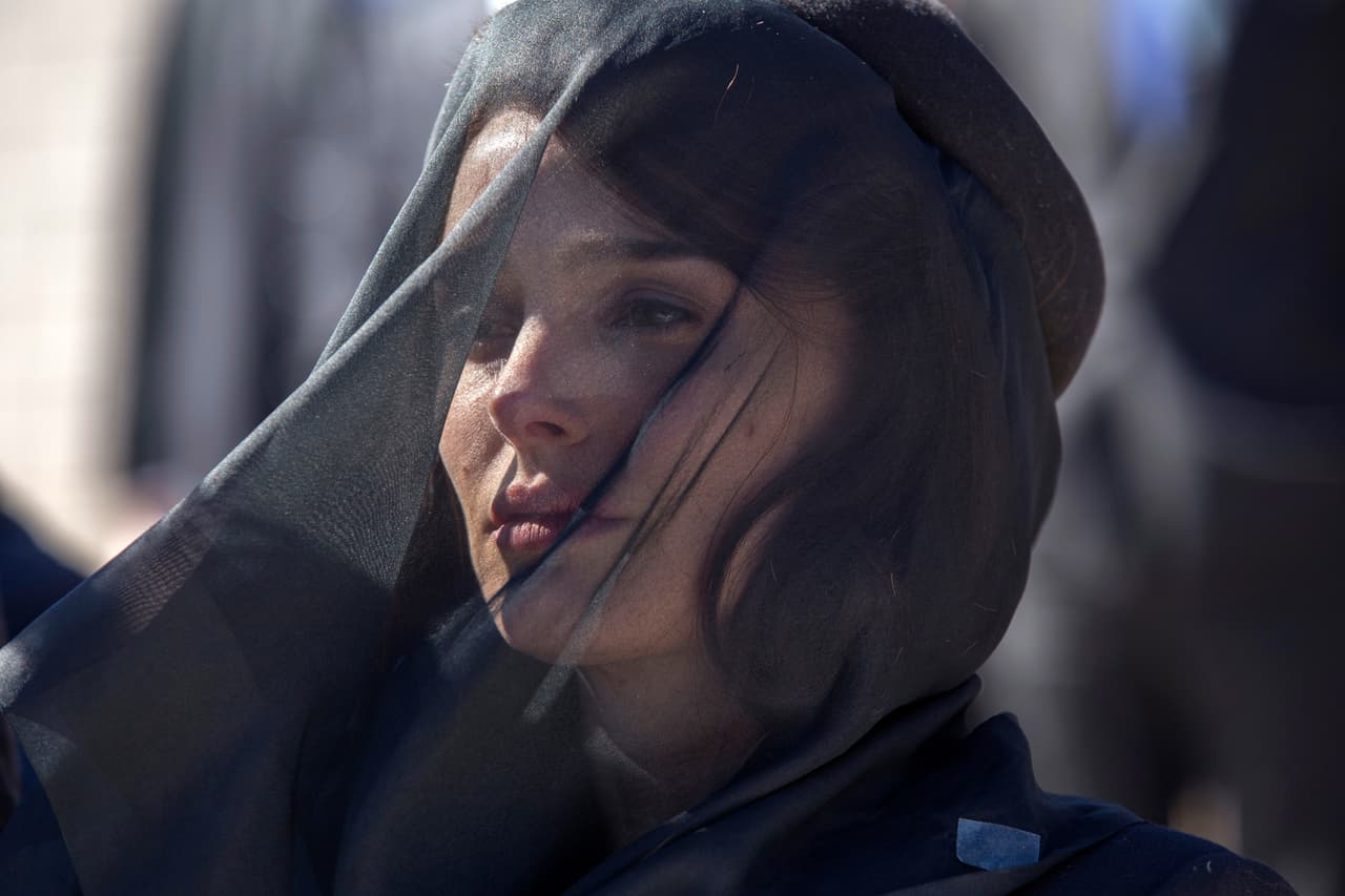 “Lo único que espero es que la gente sea capaz de ver, como yo lo hice, la fuerza y a la vez la vulnerabilidad de esta mujer, su momentos de estar perdida, sus momentos de ser completamente controlada, su responsabilidad y su impulsividad", ha confesado Natalie Portman que desde ya empieza a encender las campanas de una nominación al Oscar por su evocadora actuación.
<br>Ap Images