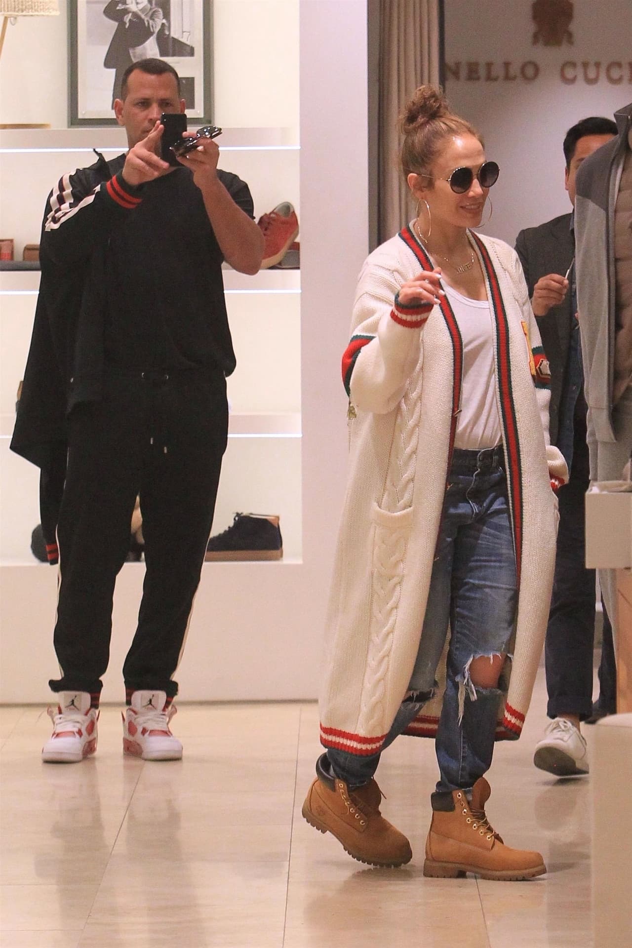 El amor entre ambos es evidente, tanto que A-Rod no pierde oportunidad de tomarle fotos a su novia.