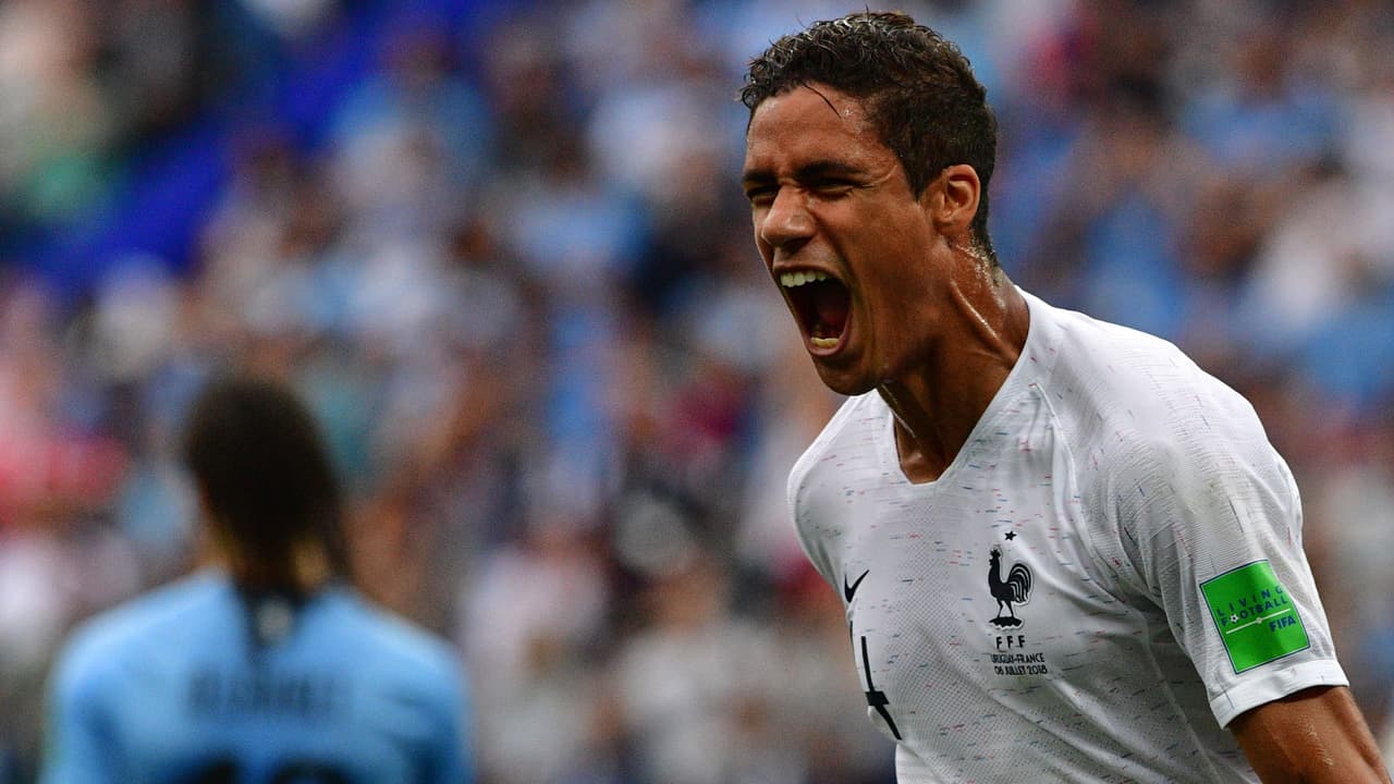 Con este cabezazo de Varane Francia abrió el marcador ante Uruguay