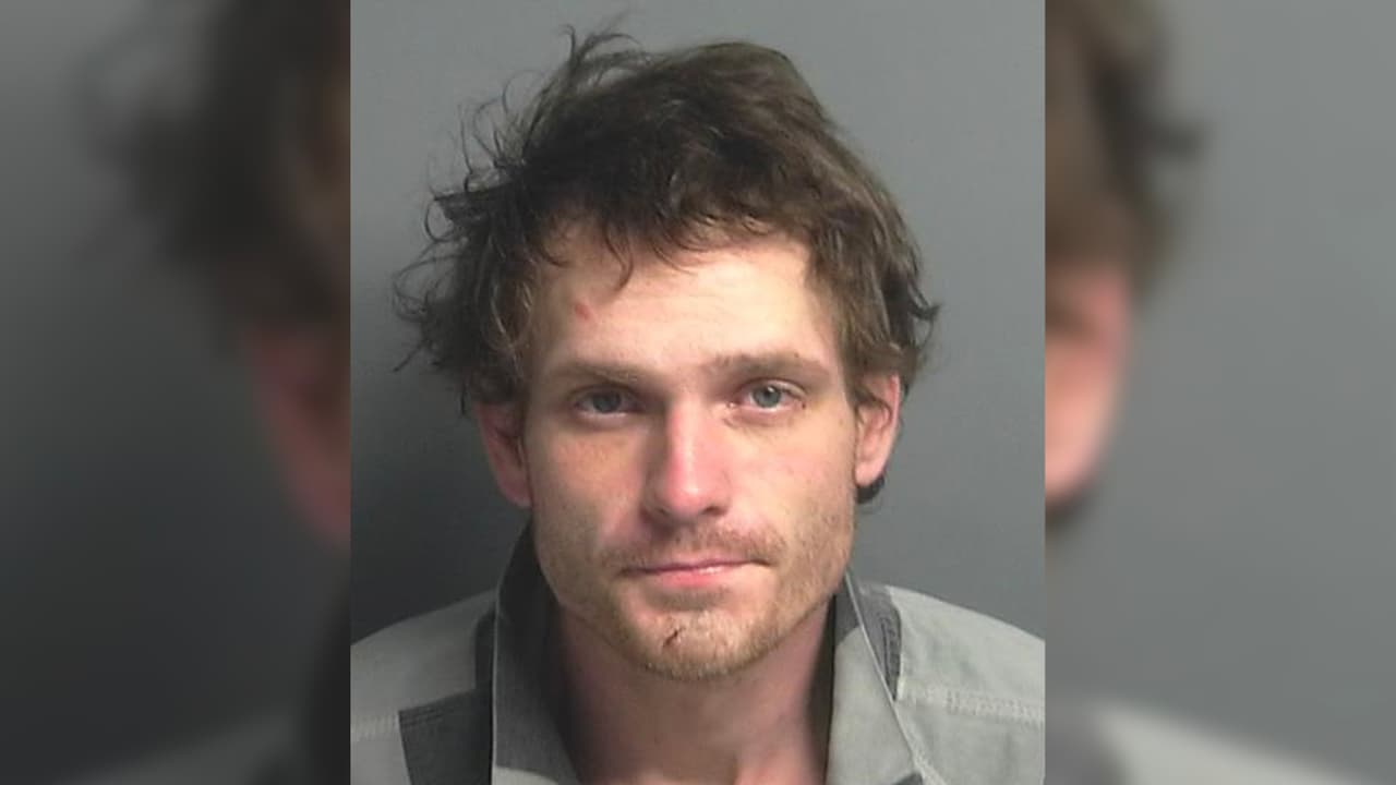 Orion Lee Rasberry, 29 años, acusado de conducir un vehículo sin autorización. Última residencia conocida: Lake Drive, Splendora, Texas.