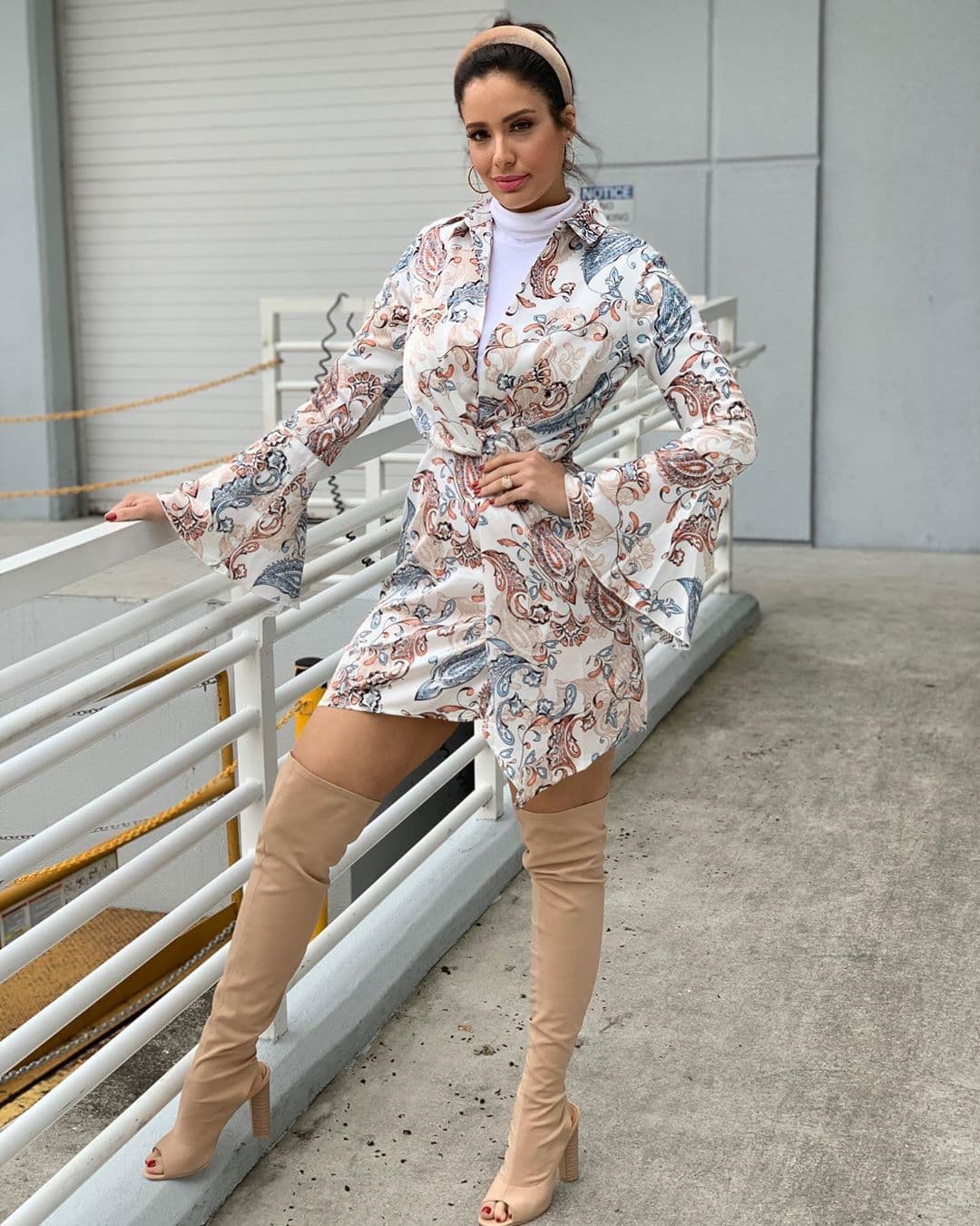 El accesorio de la temporada son las diademas y las encontrarás de diferentes tamaños, colores y texturas, elige la que embone con tu 'outfit'.