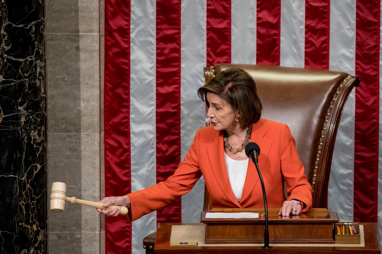 Al final, la presidenta de la Cámara de Representantes, Nancy Pelosi, leyó el resultado de la votación e inmediatamente declaró a viva voz la moción final.