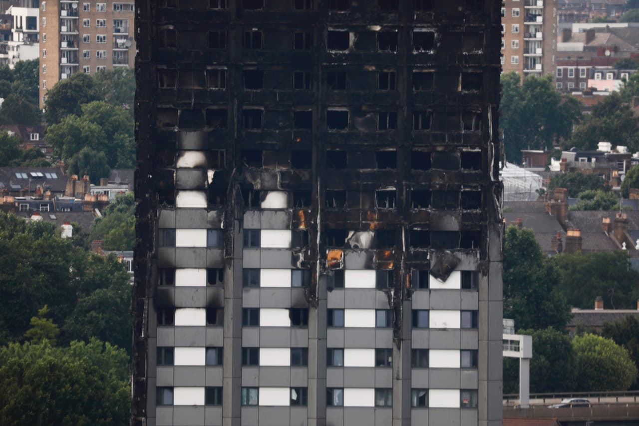 "Hemos trabajado incansablemente para establecer cuántas personas creemos que estaban en la Torre Grenfell en la noche y en este momento en el tiempo no podemos decir que están a salvo o bien", declaró Stuart Cundy, vocero de la policía de Londres.