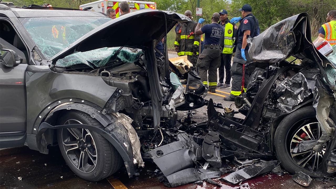 Al parecer, el conductor del sedán invadió el carril contrario y se estrelló con la SUV.