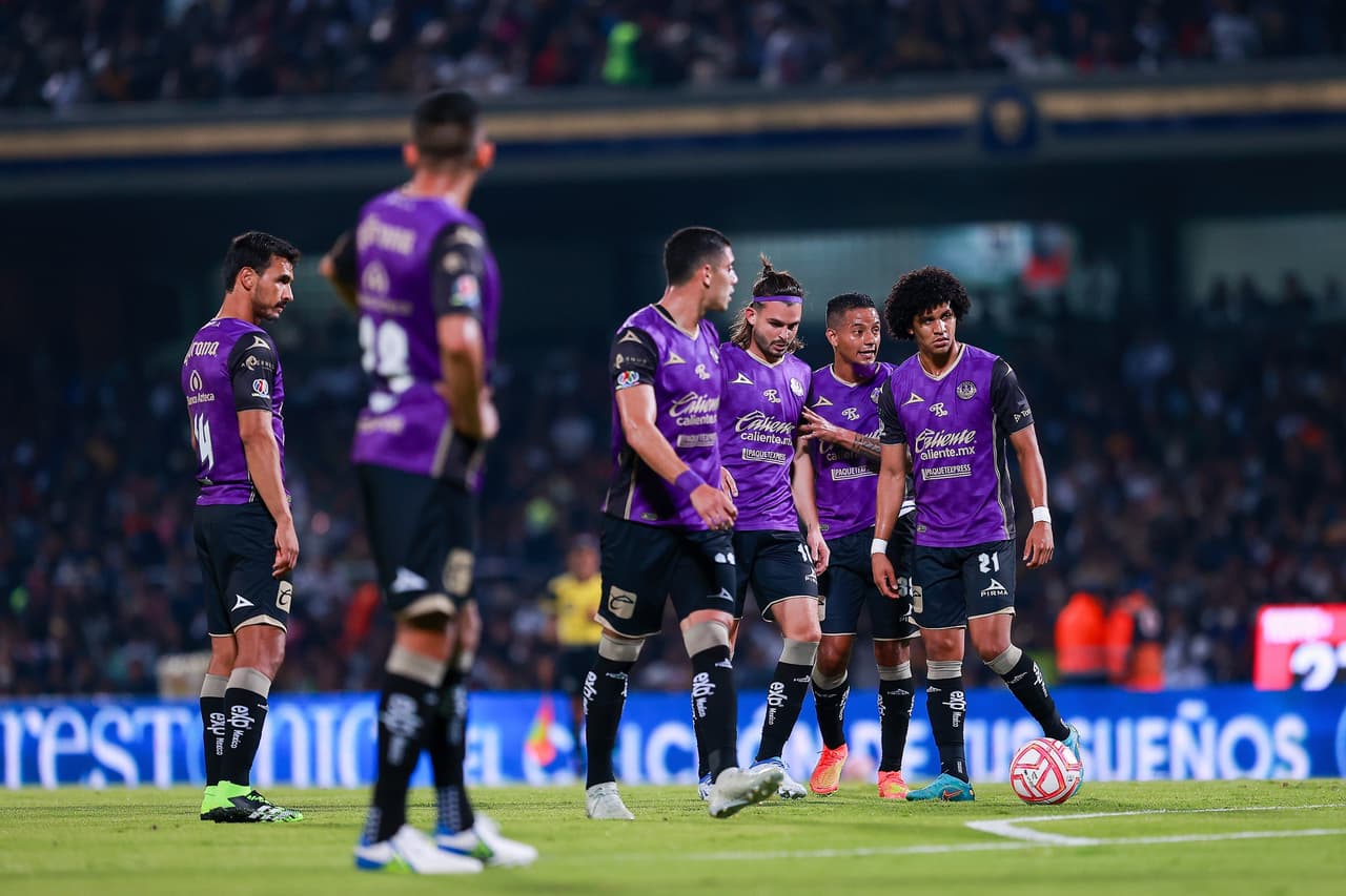 Dani Alves debutó como titular con Pumas en un pletórico estadio Olímpico Universitario en el que apenas pudieron rescatar el empate ante un aguerrido Mazatlán FC gracias a la asistencia del histórico brasileño sobre el final del partido.