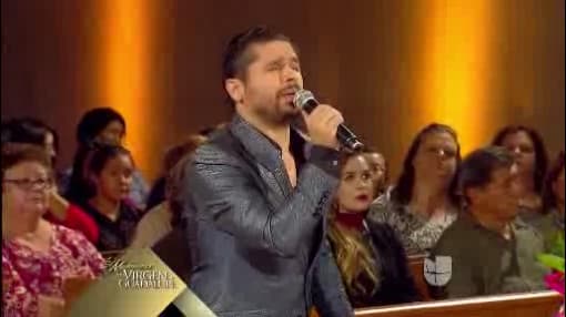 El intérprete se sintió muy emocionado por tener la oportunidad de cantarle a la Virgen.
