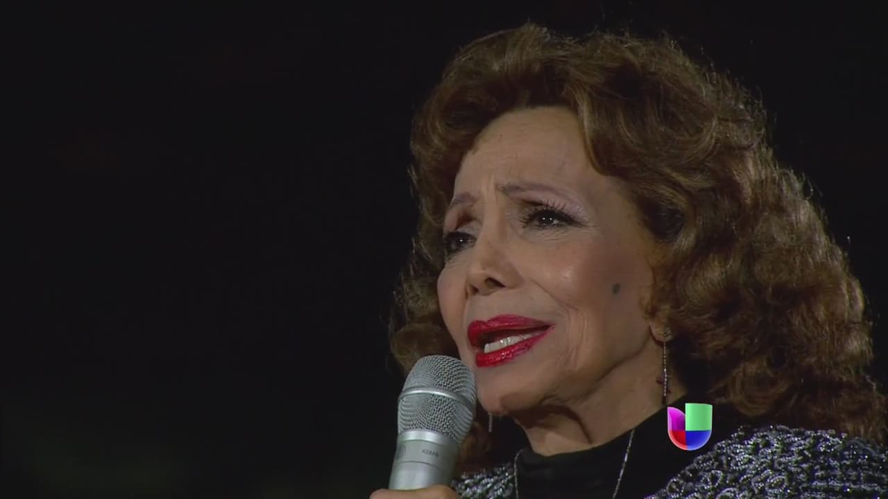 Otra que no se perdió la oportunidad de cantarle a la Virgen, fue la gran María Victoria.