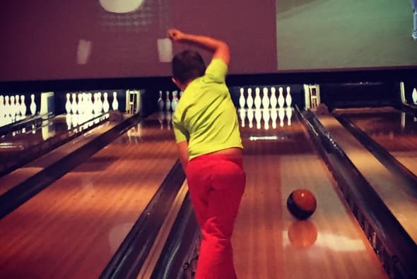 "Estilo innato para el bowling !! #SantiTime" escribió Sebastián junto a esta imagen donde "Santi" demostró que va que vuela para ser un campeón de boliche.