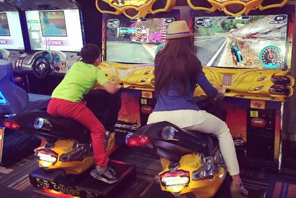 En 2020, Angelique confesó que en su relación con Sebastián siempre han incluido a 'Santi'.
<br>