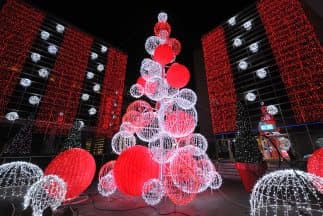 <b>Decoración grande y pesada</b> 
<br>Las decoraciones de jardín voluminosas y los adornos más grandes disuaden a los ladrones de tomarlos, ya que será más difícil sacarlos de su propiedad. Al elegir la decoración navideña, asegúrate de verificar el peso, especialmente si estás invirtiendo en algo costoso que deseas usar durante muchos años.