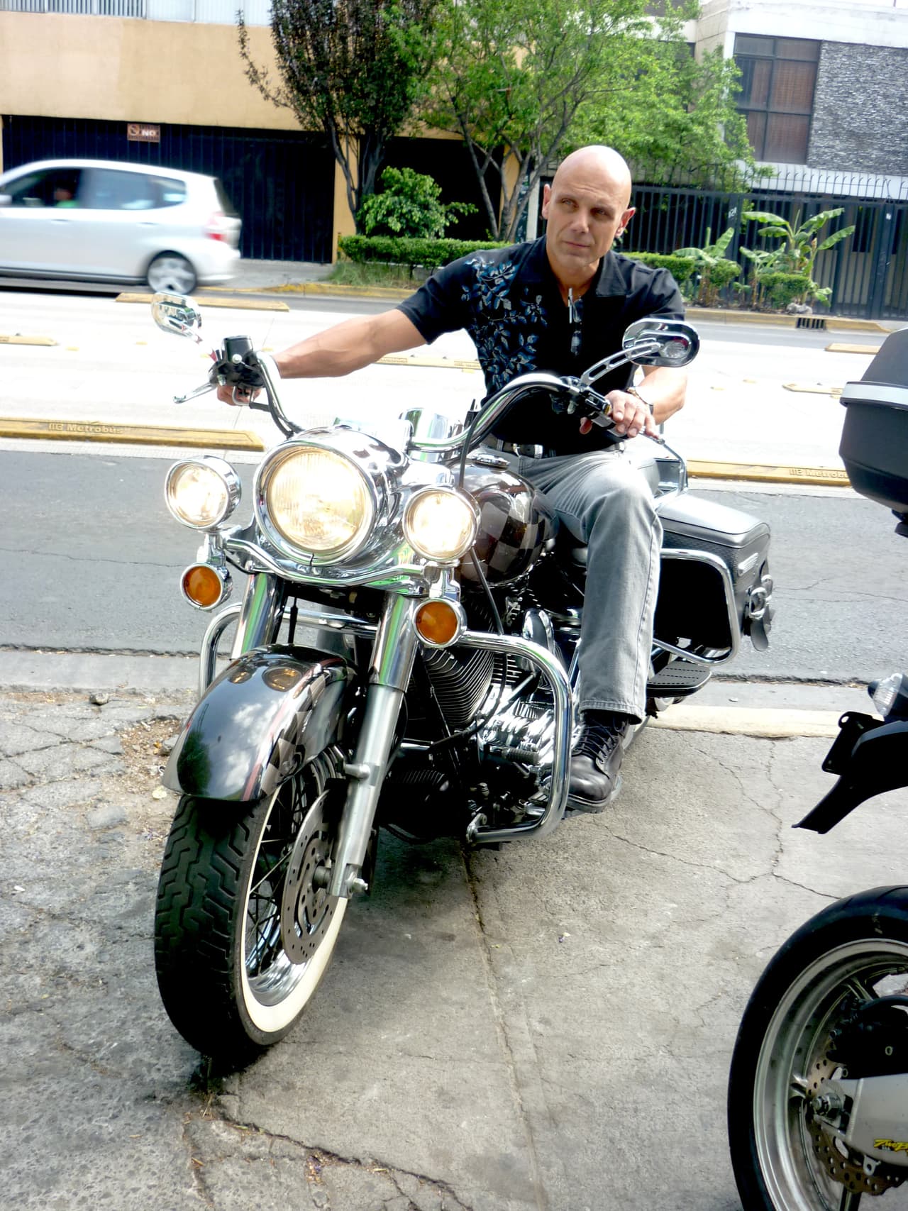 "
<b>Prefiero estar recortado de dinero</b> y mientras pueda lo seguiré llevando así", dijo, "no estaba dispuesto a arriesgarme a hacer ensayos presenciales y eventualmente salir de gira. No quiero arriesgarme, estoy todavía temeroso y creo que todavía no es momento para salir". 
<br>