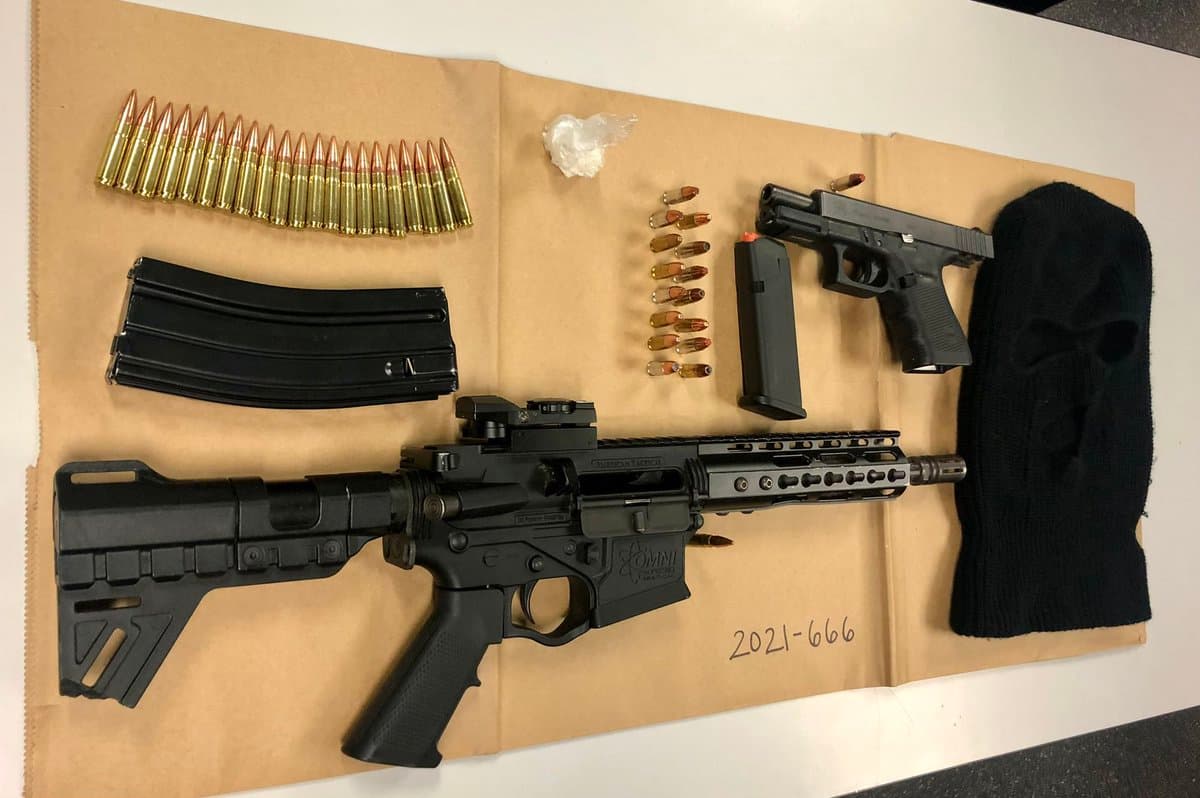 Arrestan a dos hombres con armas y drogas en Miami Beach
