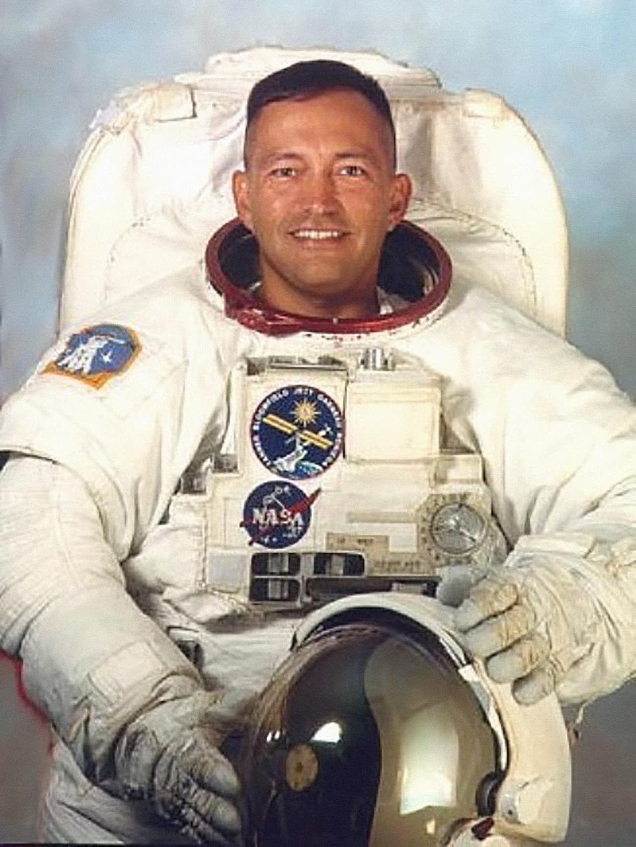 Carlos I. Noriega nació en 1959, en Lima, Perú, sin embargo considera a Santa Clara, CA, como su ciudad natal, según la NASA. La agencia aeroespacial lo seleccionó como astronauta en 1994. Es veterano de dos misiones del Trasbordador Espacial: STS-84 en 1997 y STS-97 en el 2000. Tiene acumuladas más de 481 horas en el espacio, incluyendo más de 19 horas dirigiendo caminatas espaciales. 
<br>