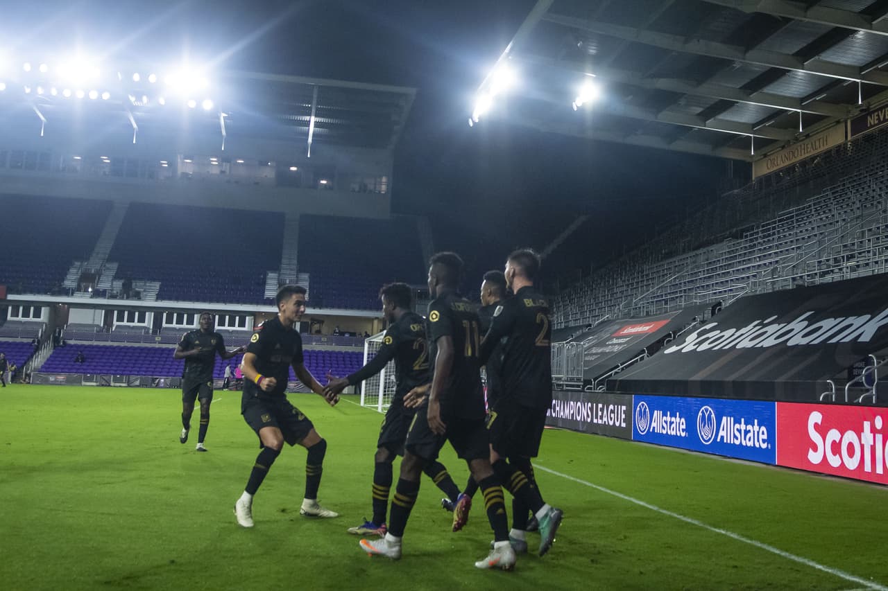 Carlos Vela y Kwadwo Opoku consiguen imponerse al Cruz Azul 2-1 en partido único y avanzan a las semifinales del torneo.