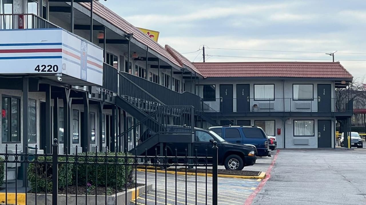 Niña que era buscada mediante una alerta amber es hallada en un motel de Dallas 