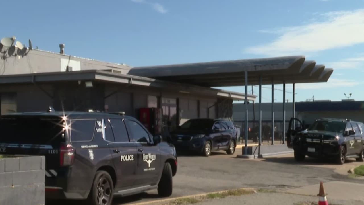 Investigan el hallazgo del cuerpo de un bebé en un contenedor de basura en un hotel de Fort Worth
