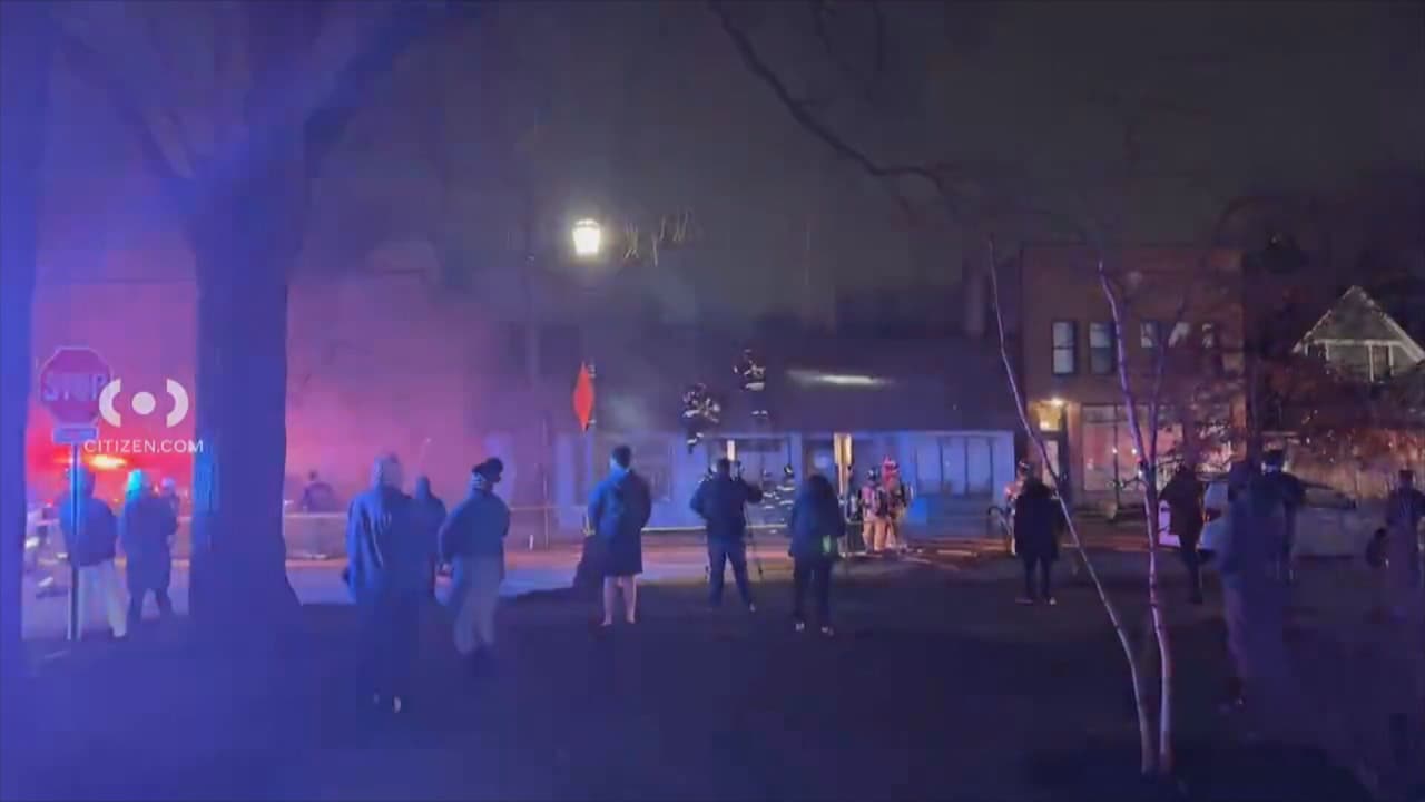 El equipo que los bomberos de Evanston junto con las once estaciones que utilizaron para combatir el fuego fueron siete líneas de fuego y tres corrientes maestras.