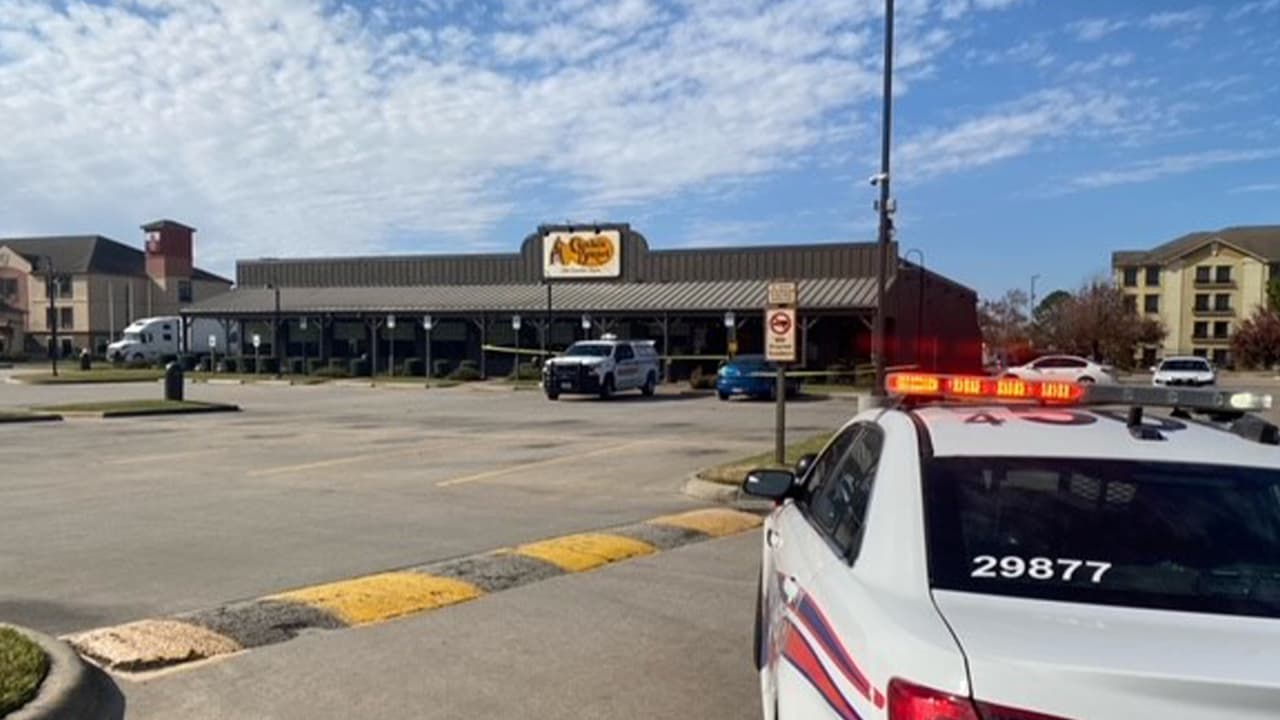 Cualquier persona con información sobre el tiroteo debe llamar a la unidad de homicidios de la oficina del sheriff del condado Harris al 713-274-9100 o
<b><a href="https://crime-stoppers.org/" target="_blank">Crime Stoppers </a></b>al 713-222-8477.