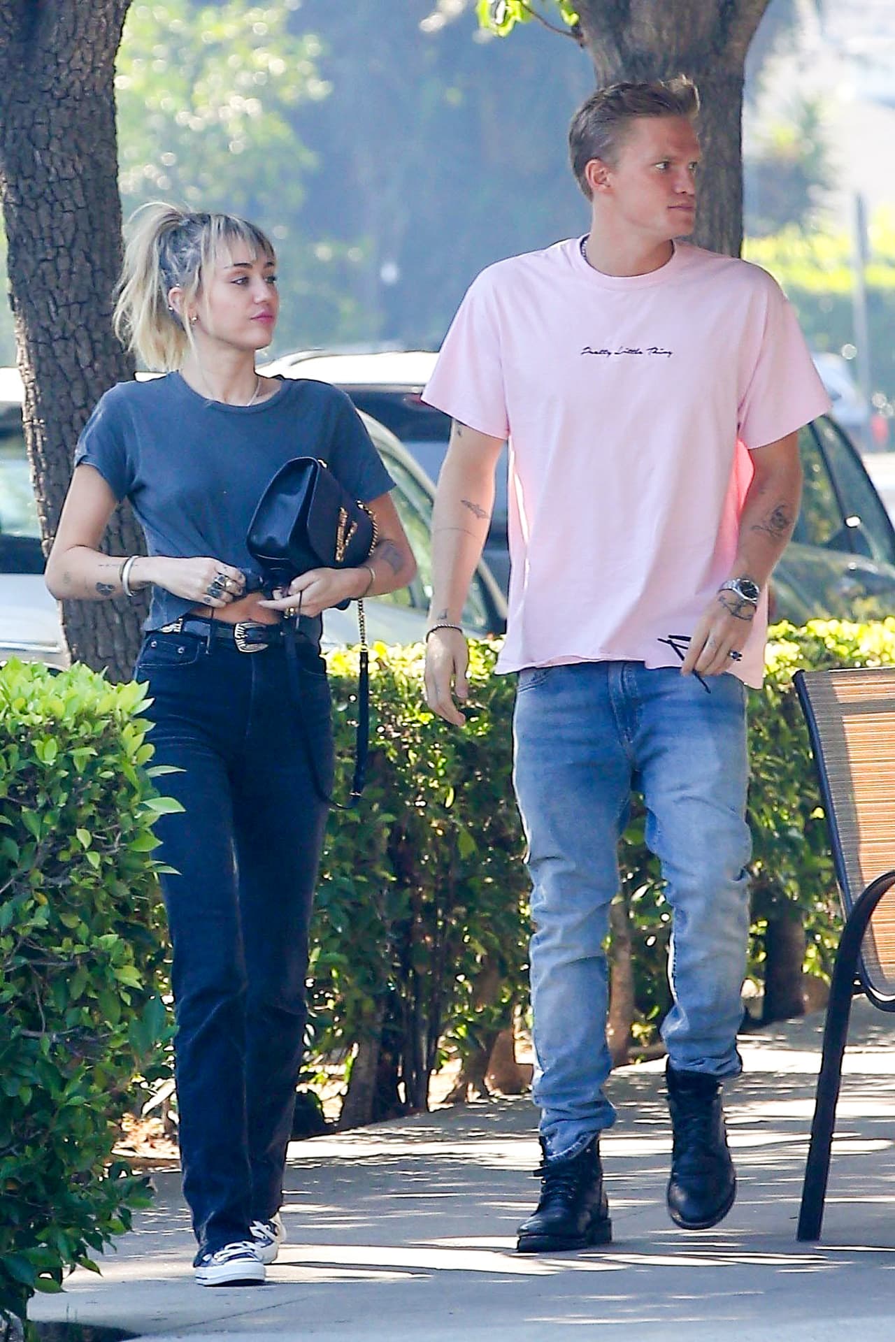 "Sí, definitivamente. 
<b><a href="https://www.univision.com/famosos/miley-cyrus-y-cody-simpson-tuvieron-una-cita-que-dejo-una-marca-imborrable-en-sus-cuerpos-fotos" target="_blank">Lo estamos viendo</a></b>. Estamos checando todas las canciones y luego viendo quién tendría sentido para qué. Va a ser genial. Será un álbum de rock. Mucha guitarra", dijo en aquella ocasión.
<br>