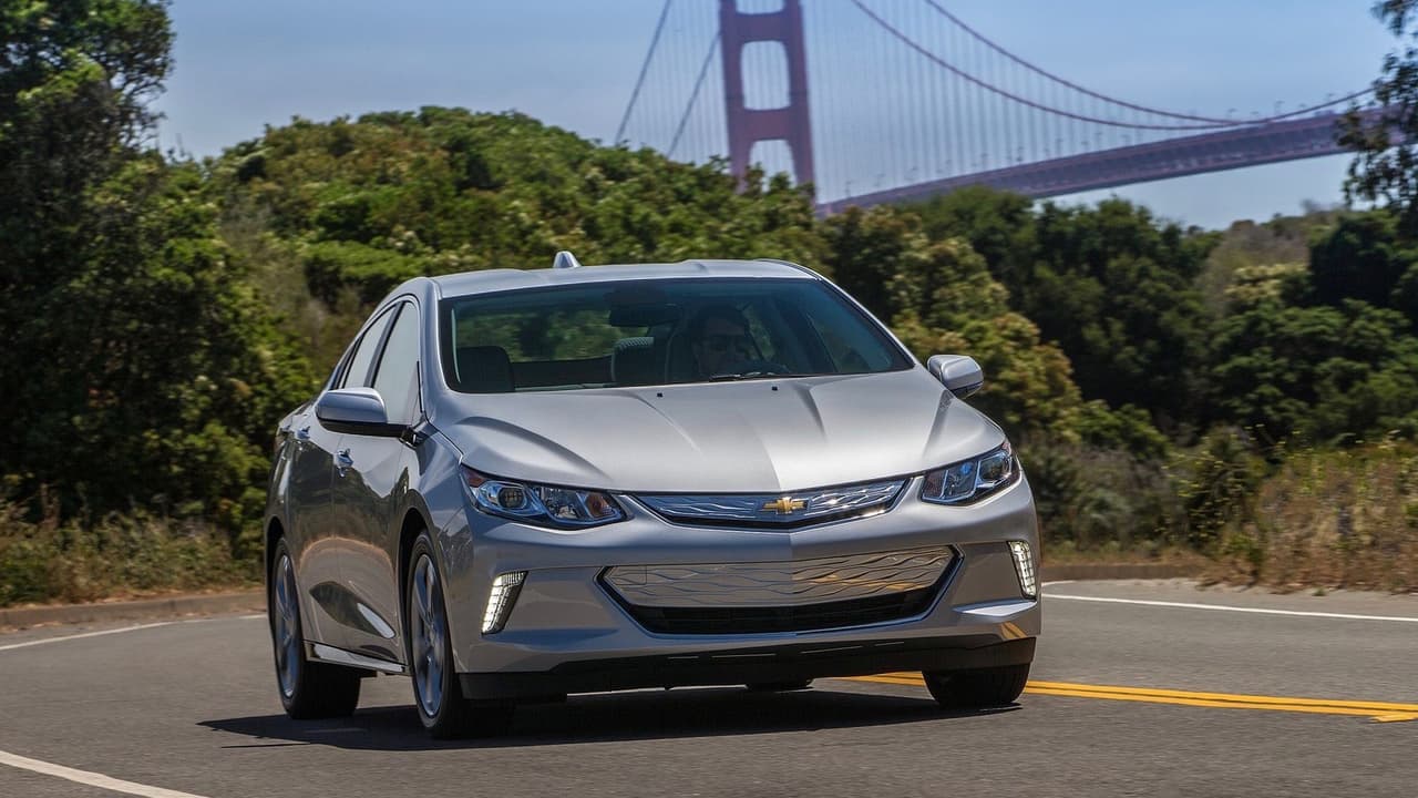 <h3 class="cms-h3-H3">5. Chevrolet Volt</h3>
<br>Tardando un promedio de
<b> 34.3 días</b> antes de ser vendido, las unidades usadas del híbrido enchufable de Chevrolet constituyen el quinto modelo que menos tiempo permanece en los concesionarios de carros usados antes de ser vendido. El Volt es amplio, práctico y elegante, pero no es barato, por lo que la opción de comprarlo usado es atractiva para una gran cantidad de personas que quieren adentrarse el mundo de la movilidad electrificada.