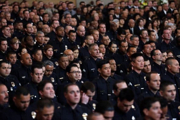 Familiares, amigos y miles de oficiales de distintas fuerzas de seguridad local ofrecieron sentido velatorio oficial Nicholas Lee, con el oficio del Arzobispo José Gómez en la sede de Nuestra Señora de Los Ángeles. Los restos del oficial de entrenamiento serán sepultados hoy en el cementerio Forest Lawn Memorial en la ciudad de Glendale. Detalles del trágico accidente que cobró la vida del respetado oficial aquí: Mira el reportaje completo aquí.