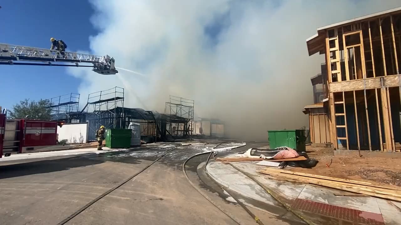 El humo que se propagó causó daños en las viviendas que fueron alcanzadas por el fuego.