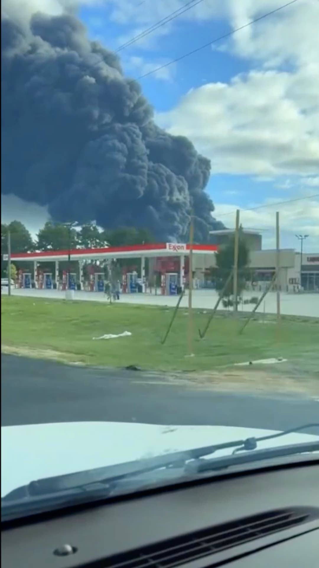 Tras el aviso del incendio en la planta, las autoridades pidieron a quienes vivían o trabajaban en un rango de cinco millas a la redonda que se mantuvieran resguardados en sus casas o negocios. 
<br>