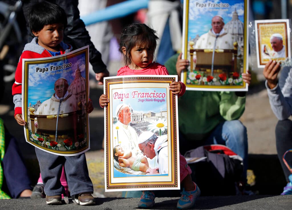 Niños con carteles del papa Francisco aguardan la llegada del pontífice en el santuario de El Quinche, el 8 de julio de 2015.