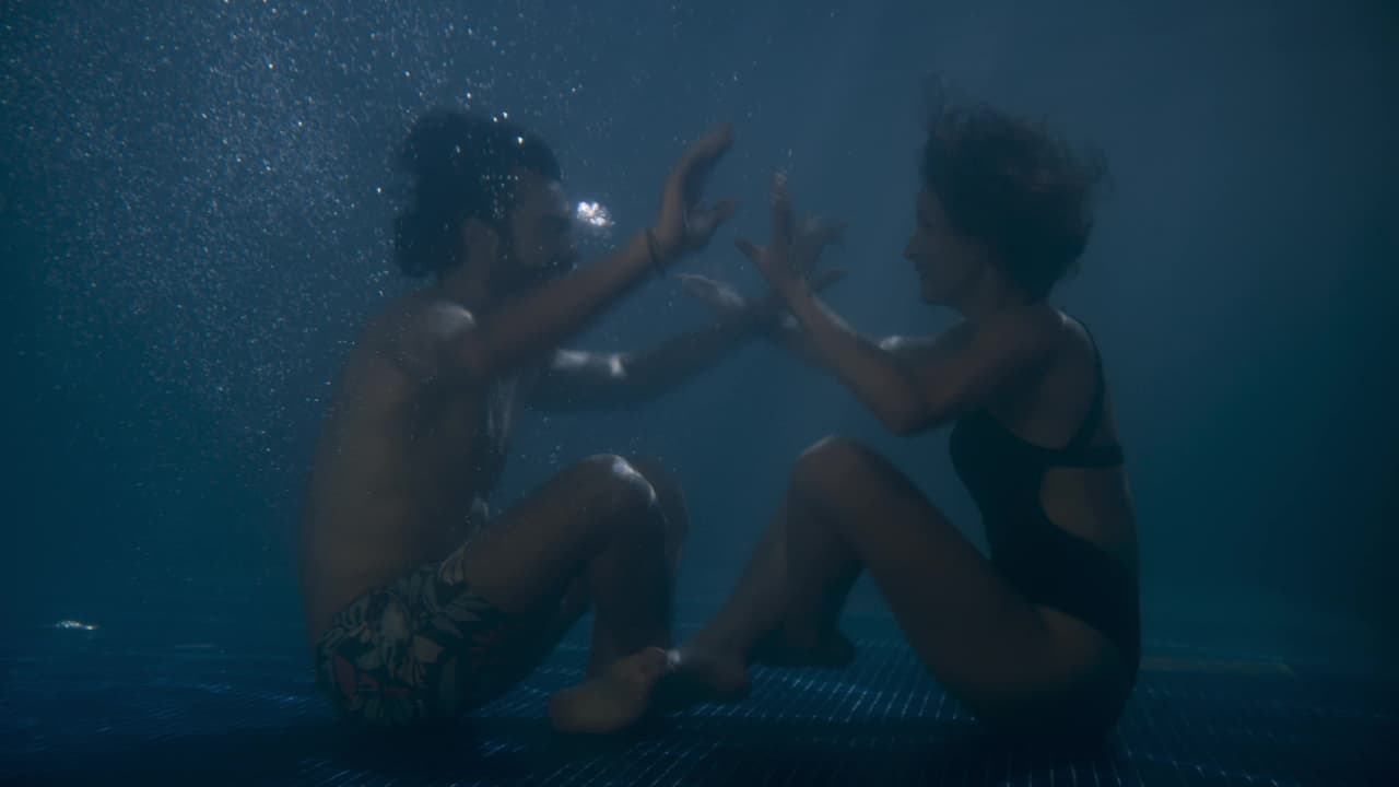 En cuanto José Carlos vio que su hermano Alejandro dejó sola a Leonora en la alberca, él no desaprovechó la oportunidad para estar con ella.