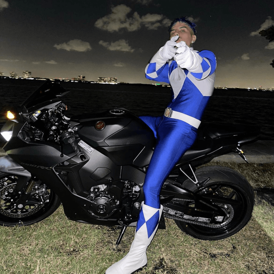 ¡Po Po Power Rangers! ⚡
<a href="https://www.univision.com/musica/rauw-alejandro-y-sus-exitosas-colaboraciones-con-mujeres-reggaeton" target="_blank">Rauw Alejandro, quien hace poco llegó de Plutón</a>, hizo revivir la infancia de muchos de sus seguidores, al disfrazarse del Power Ranger Blue.