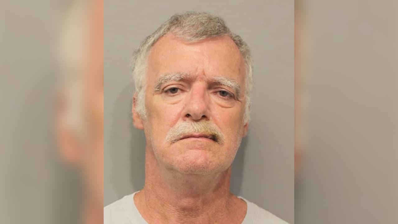 Durante la conversación, el oficial aseguró que Cooley le envió fotos desnudo y le pidió tener sexo.